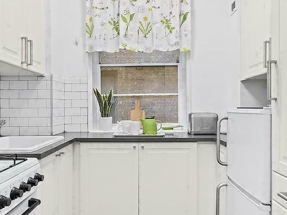 4th image of 242 E 38th St APT 3G