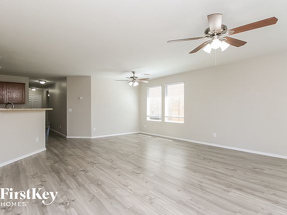 4th image of 1029 E Daniella Dr