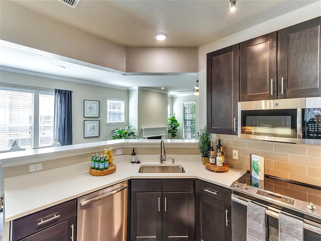 The Caruth Premier Townhome Apartments — Photo 2