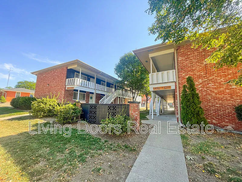2 bed, 1.0 bath, 806 sqft, $1,025 — Photo 2