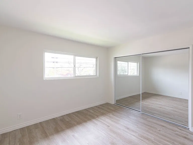 Sepulveda Apartments — Photo 6