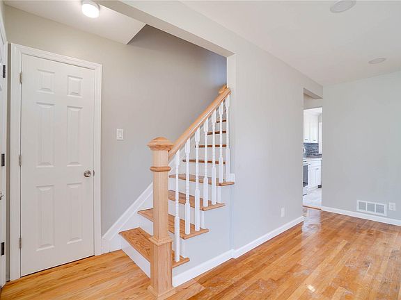 4th image of 1095 Lorraine Dr