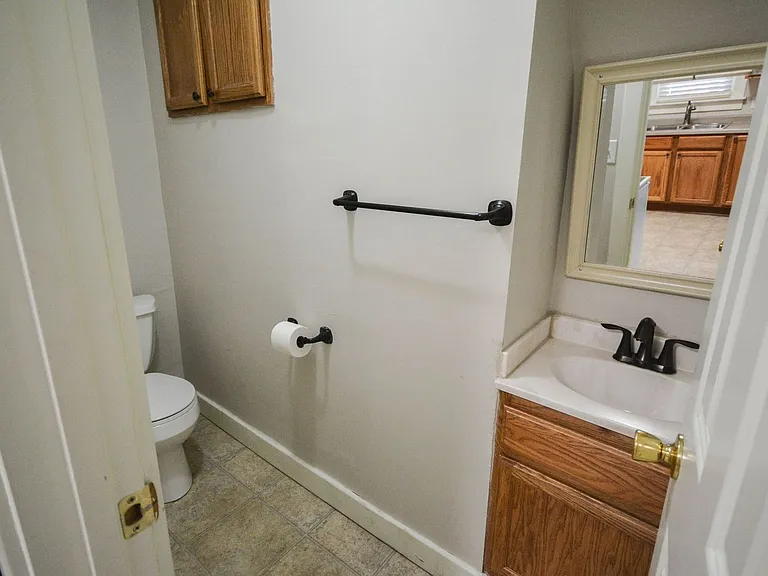 837 Center St W — Photo 7