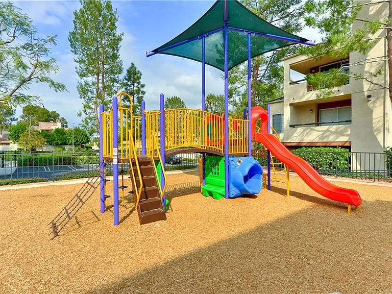 21500 Burbank Blvd #307 — Photo 20
