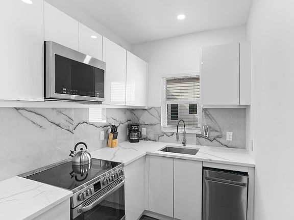 2nd image of 927 S Howard Ave #14