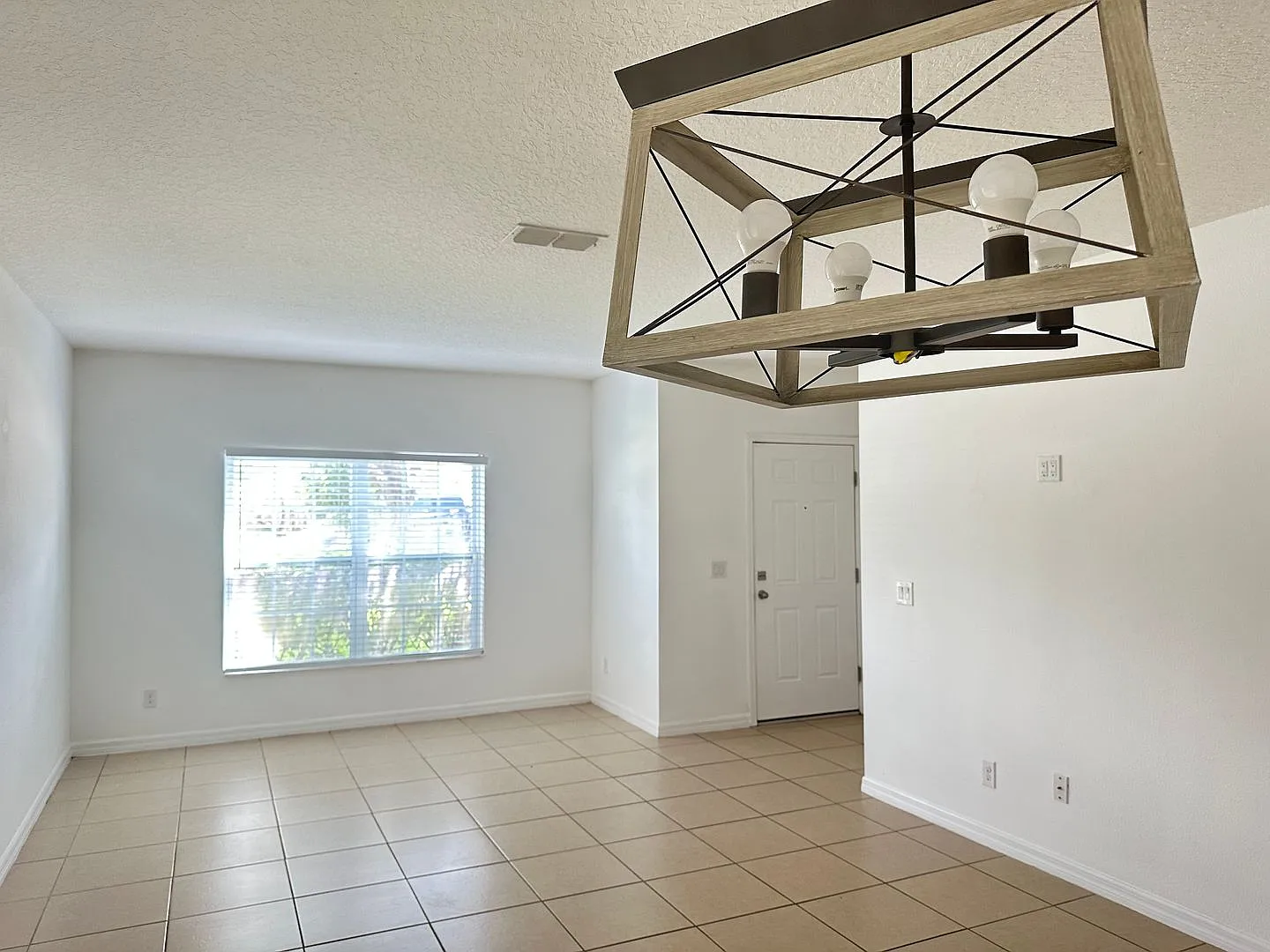 4 Bedroom 2 Bath Single Family Home 1927 Sq.Ft for rent at 477 Kestrel Dr. Groveland, FL. 34736. — Photo 3