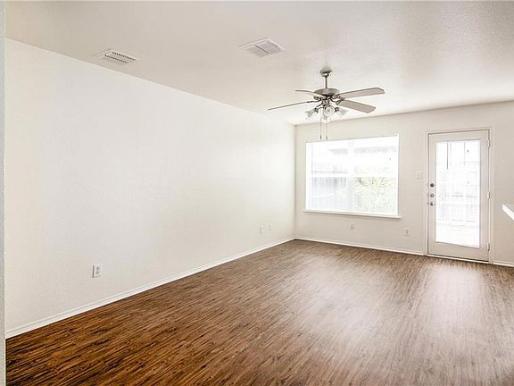 3rd image of 2323 Kingsway Dr
