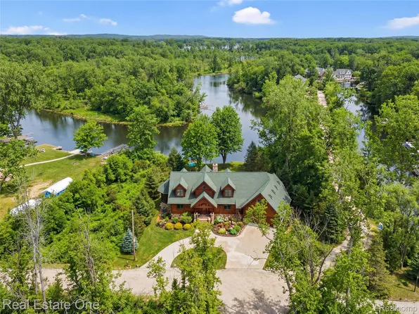 4529 Shoreview Ln, Whitmore Lake, MI 48189