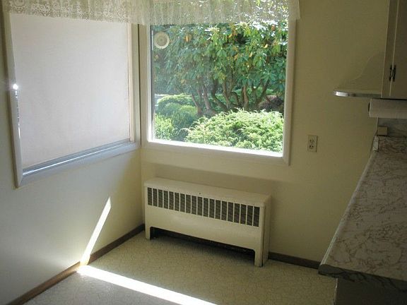 Kitchen eating area