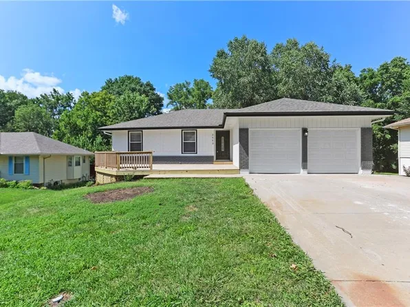 2513 NW London Dr, Blue Springs, MO 64015