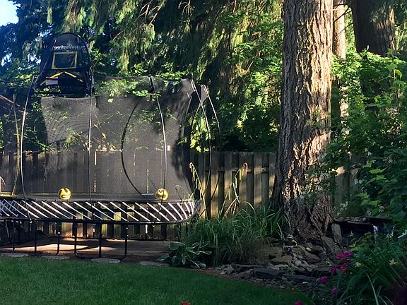 4th image of 555 NE Geraldine Dr