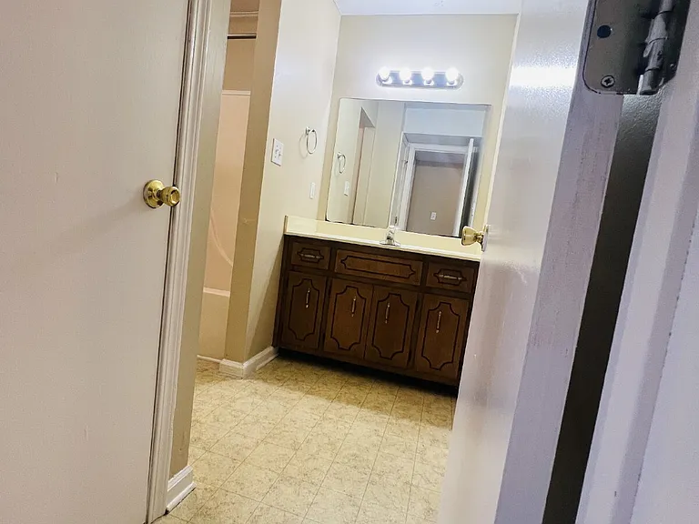2 bed, 1.0 bath, 965 sqft, $925 — Photo 17