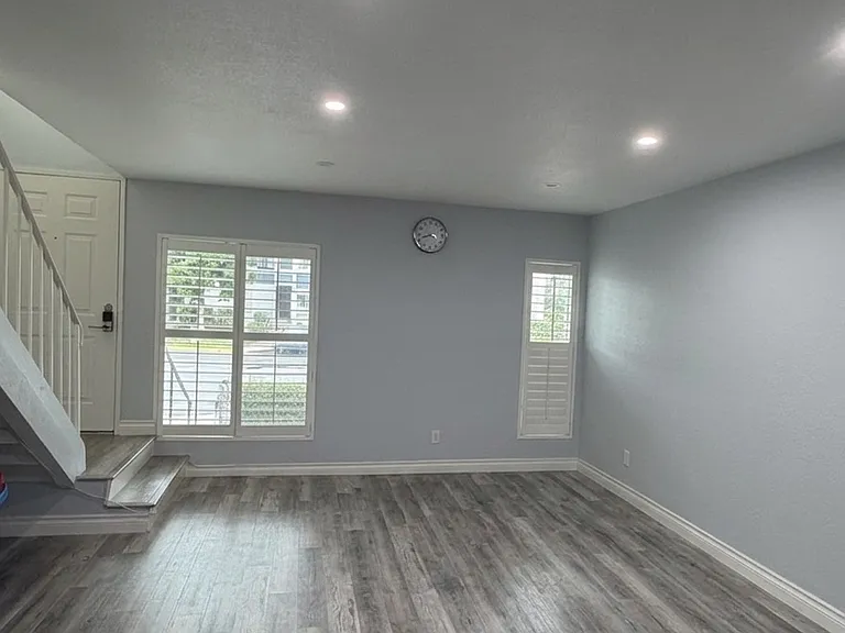 866 Marigold Ct — Photo 2