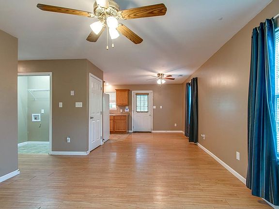 4th image of 1132 Lakeside Dr