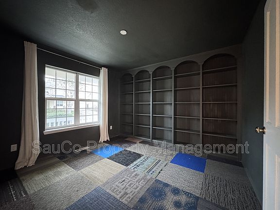 4th image of 2568 NE 9th Dr