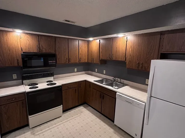 2539 Clayton Blvd — Photo 2