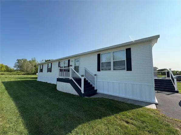 514 Hamlin Park Dr, Shortsville, NY 14548