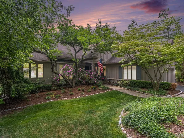 4825 Mirror Lake Dr, West Bloomfield, MI 48323