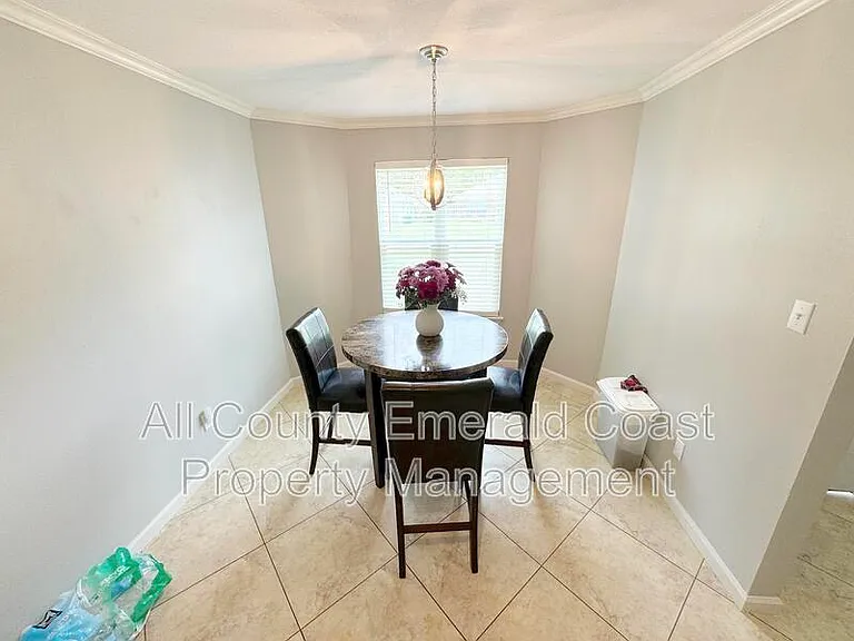 915 Emily Cir — Photo 12