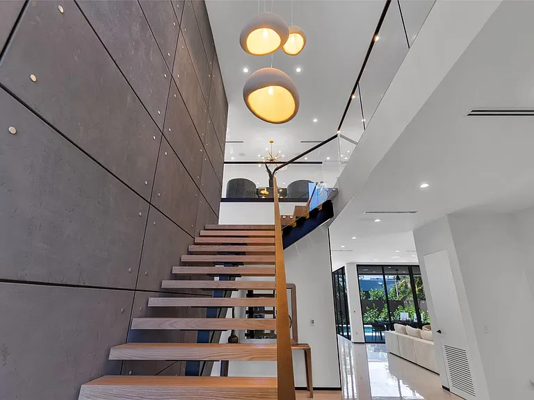 727 NE 17th Way — Photo 30