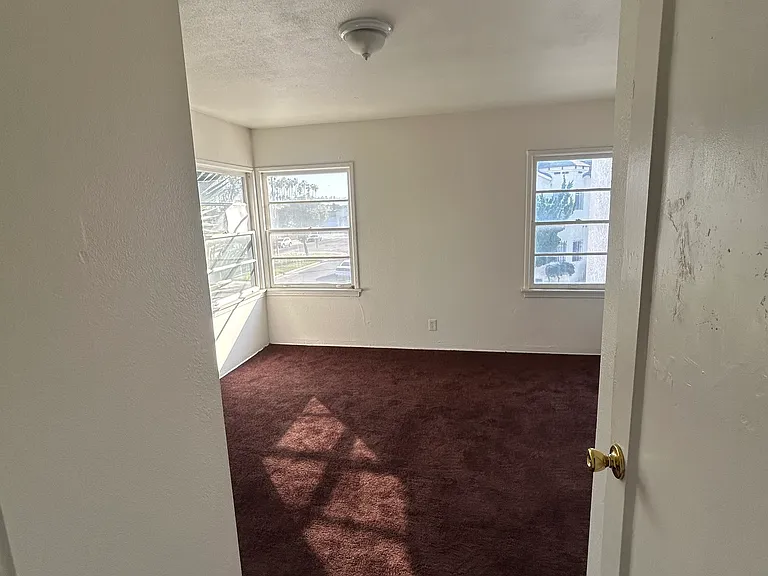 4333 8th Ave — Photo 9