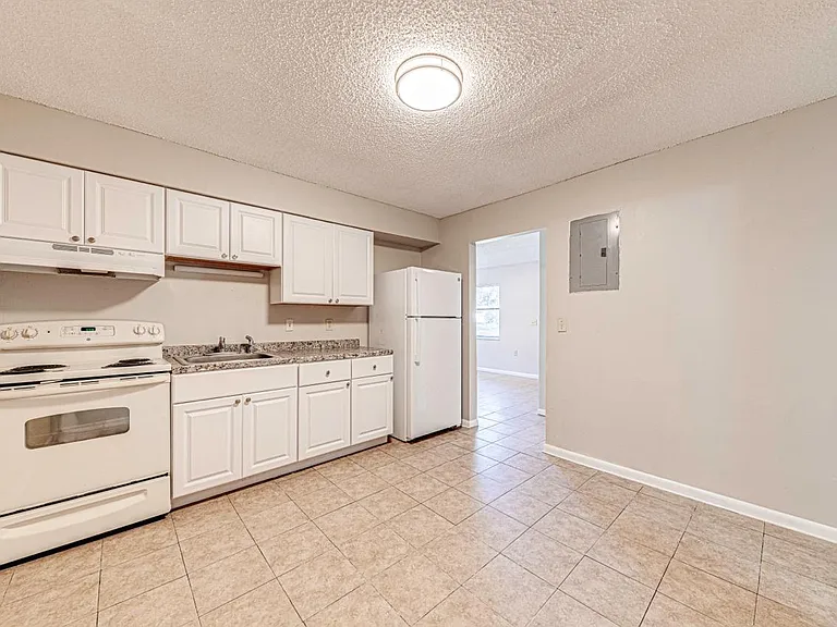 415 NE 11th Ave #1 — Photo 7