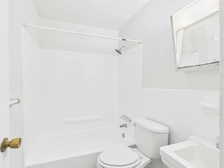 Forest Square Apartments — Photo 24