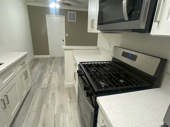 2nd image of 409 S Manhattan Pl #A9443ea59