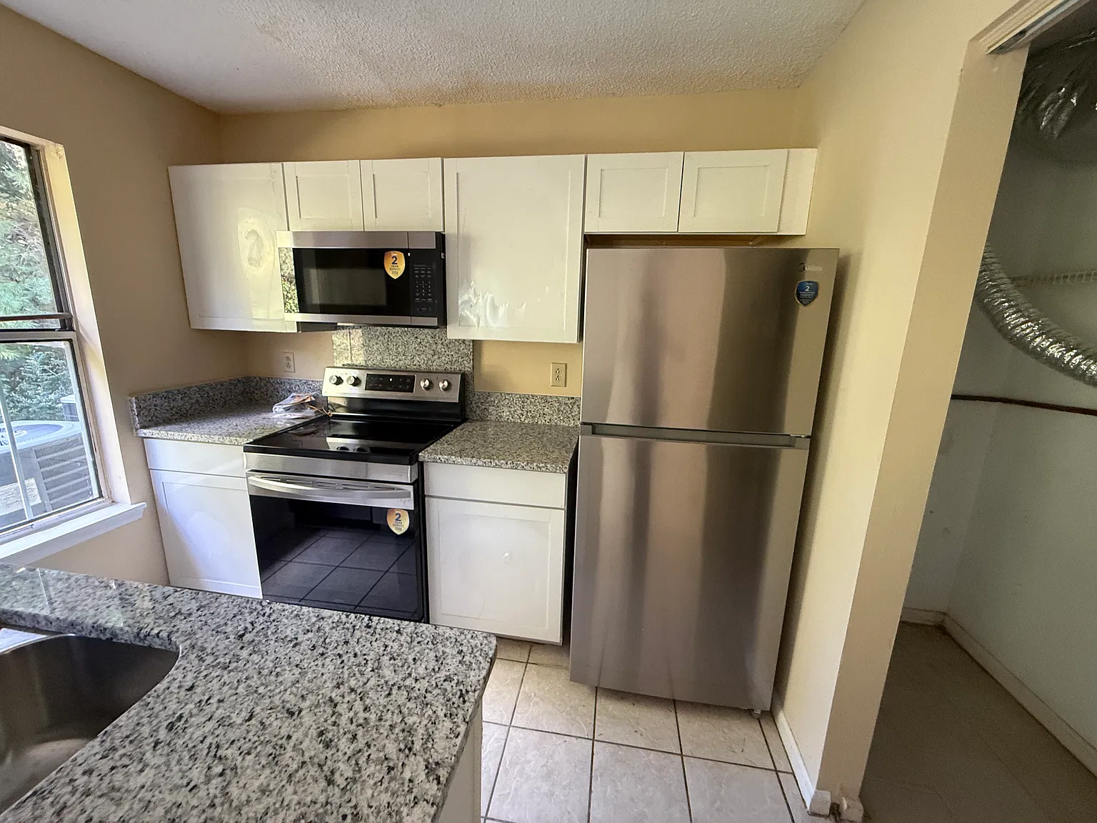 2 bed, 2.5 bath, 937 sqft, $1,350 — Photo 2