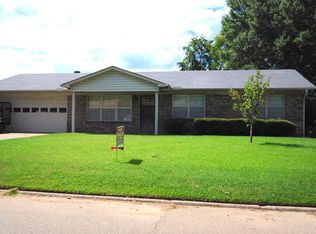 119 E Greenfield Dr, Wake Village, TX 75501