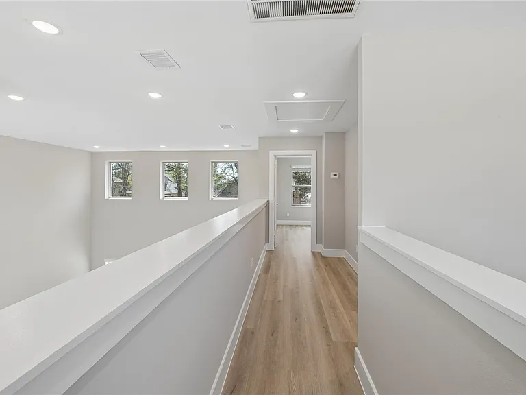 2603 Martinas — Photo 20