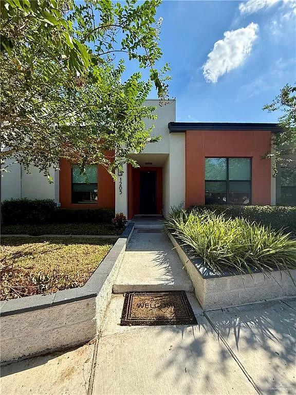 3 bed, 3.0 bath, 1955 sqft, $2,400 — Photo 1