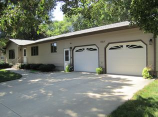 1725 Lawnridge Ave SE, Huron, SD 57350