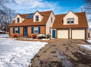 10 Geneva Dr, Muscatine, IA 52761