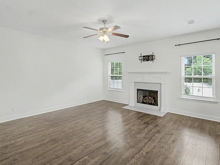 906 Rachel Ln — Photo 11