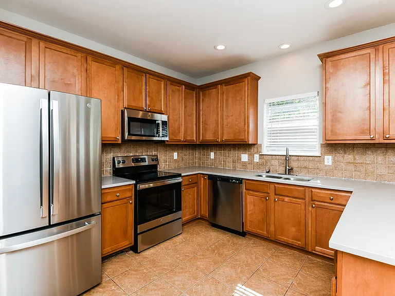 6910 Shore Breeze Ct — Photo 9
