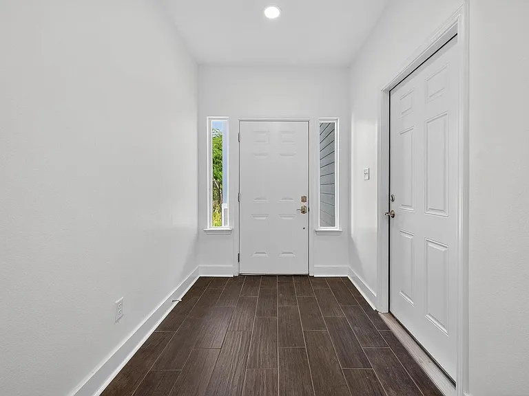 714 Zoe St — Photo 2