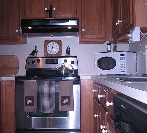 Galley kitchen, newer appliances