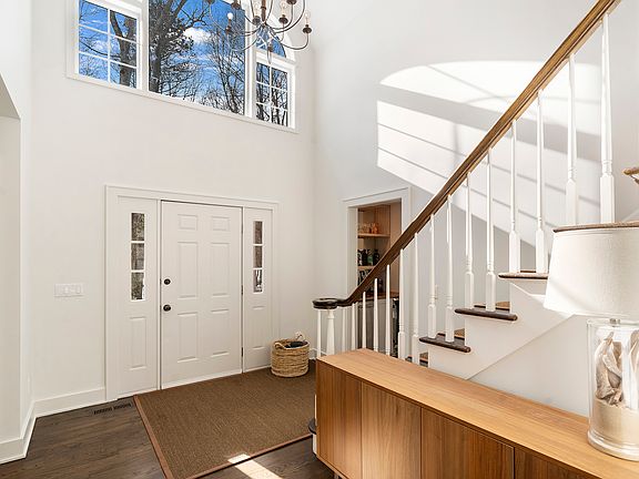 3rd image of 19 Dawnwood Ln