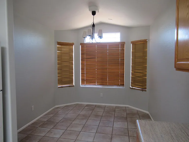529 E Cantebria Dr — Photo 5