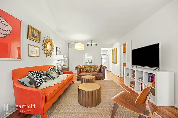 Living room, photo 2