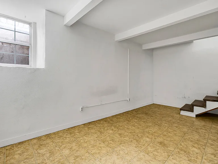 638 E 1st St #6 — Photo 13