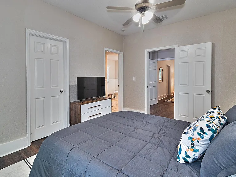811 E Genesee St — Photo 32