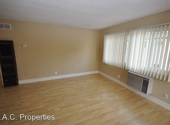 3rd image of 14025 Moorpark St #13