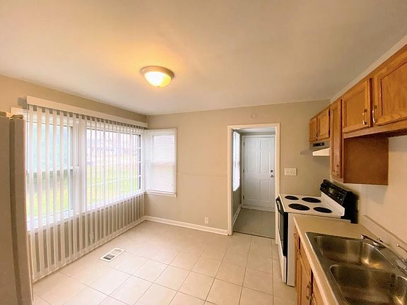 4th image of 2224 S Villa Ave
