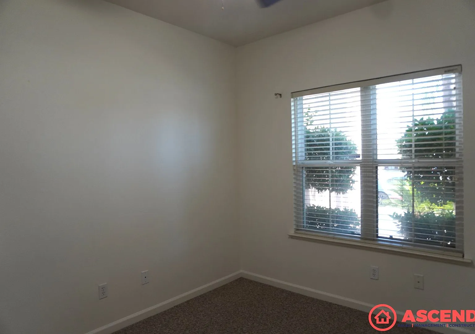 Move-In Special! Deposit Moves You In! Beautiful 5-Bedroom Home with Fireplace & Garage in Delano — Photo 4