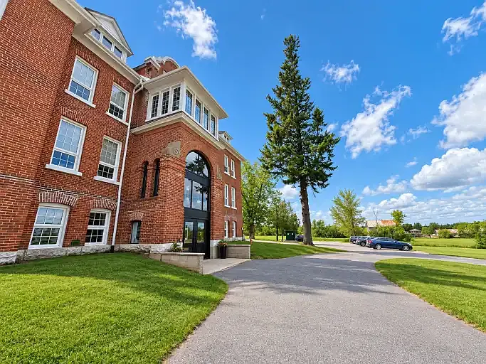 1 bed, 1.0 bath, 700 sqft, $1,950 — Photo 2