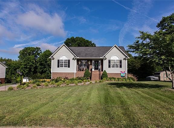2nd image of 2113 Picnic Dr