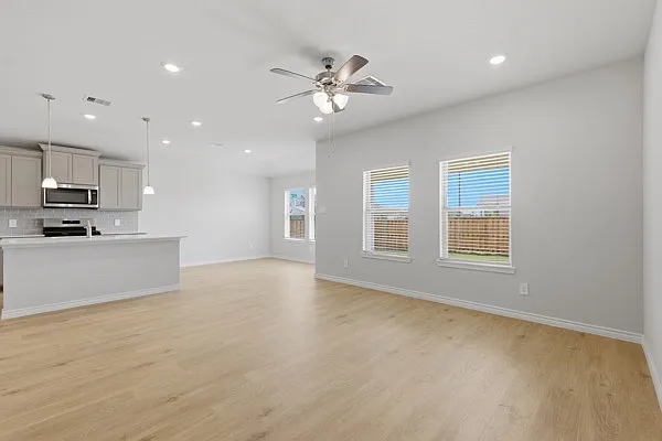 3 bed, 1370 sqft, $2,250 — Photo 3