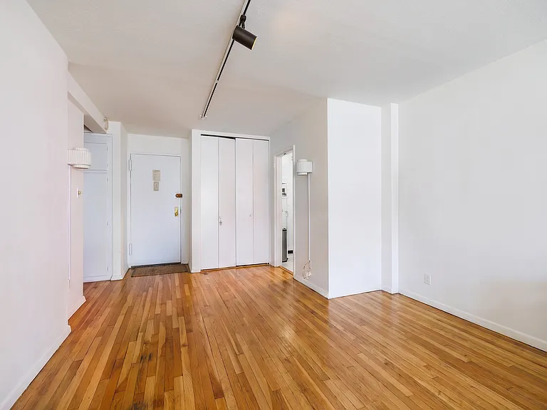140 7th Ave #5G — Photo 5
